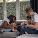 Une photo de famille prise par Les Instantanés de Lucie, photographe professionnelle en France.