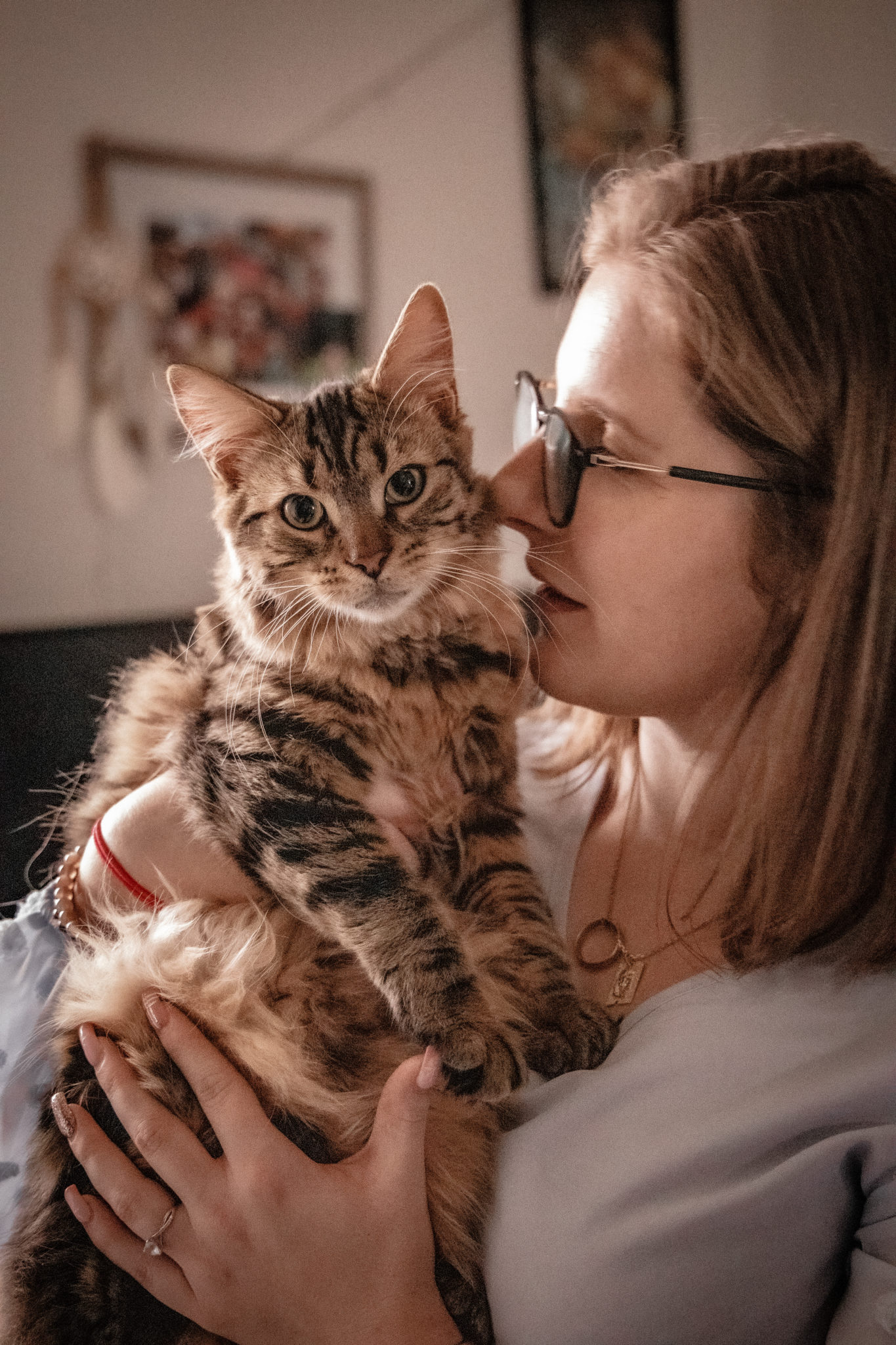 Une femme portant son chat, prise en photo par la photographe Lucie Brisseau.