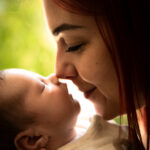 Une photo de bébé prise par Les Instantanés de Lucie, photographe professionnelle en France.