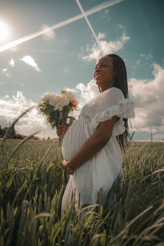 shooting grossesse dans les champs ciel lumineux