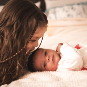 Shooting nouveau-né fratrie, deux soeurs