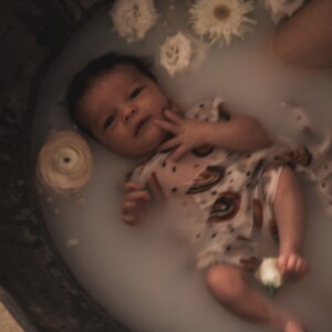 shooting bain de lait, de l'eau, du lait, des fleurs fraîche et une musique zen