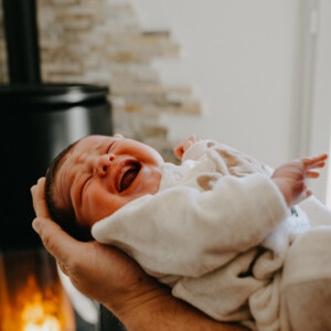 Une photo de bébé prise par Les Instantanés de Lucie, photographe professionnelle en France.