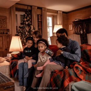 Une séance photo en famille, prise dans la maison de famille.