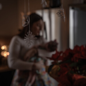 Une maman et son nouveau-né dans ses bras lors d'une séance photo nouveau-né.