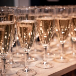 Des rangées de flûtes de champagne, prises dans le cadre d'une séance photo culinaire.