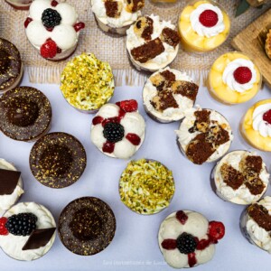 Un assortiment de pâtisseries, mises en valeur par les Instantanés de Lucie.