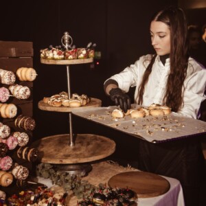 Jeune femme disposant des mignardises, photographiée par Les instantanés de Lucie, photographe culinaire.