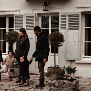 Photo d'une famille, prise par Lucie Brisseau, photographe professionnelle en Seine-et-Marne.