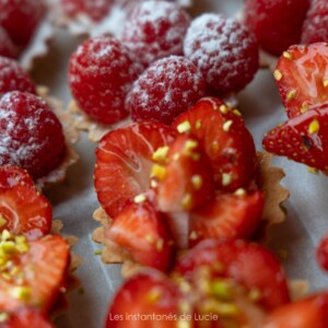 Des tartelettes aux fraises et aux framboises, prises en photo par Lucie Brisseau, pour valoriser les desserts d'un restaurant.