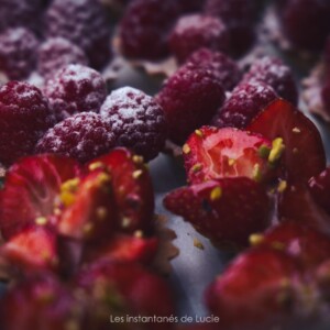 Des tartelettes aux fraises et aux framboises, prises en photo par Lucie Brisseau, pour valoriser les desserts d'un restaurant.