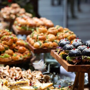 Photographie culinaire : un assortiment de canapés apéritifs pris en photo par Lucie Brisseau.