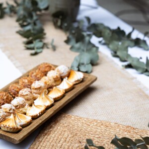 Plateau de desserts pris en photo par Lucie Brisseau, dans le cadre d'un shooting culinaire.