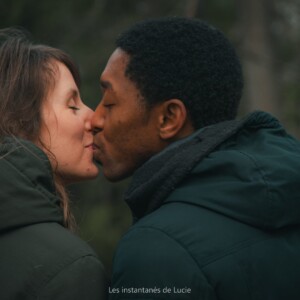 Un couple en train de s'embrasser, pris en photo par Lucie Brisseau.