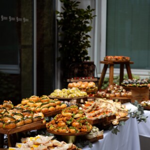 Photographie culinaire : un assortiment de canapés apéritifs pris en photo par Lucie Brisseau.