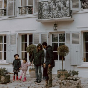 Photo d'une famille prise par Lucie Brisseau, photographe professionnelle chez les Instantanés de Lucie.