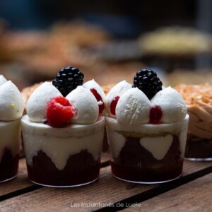 Photographie culinaire : des verrines sucrées photographiées par Lucie Brisseau.