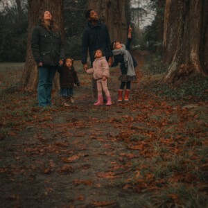 Séance photo en famille de deux parents et leurs trois enfants.