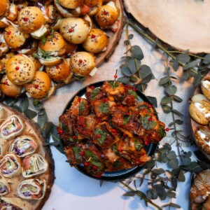 Photographie culinaire : un assortiment de canapés apéritifs pris en photo par Lucie Brisseau.