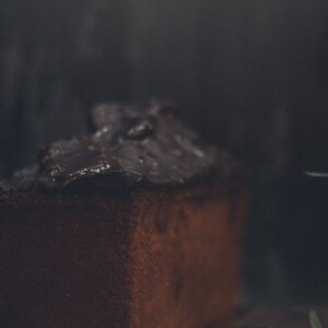Un gâteau au chocolat pris en photo par Lucie Brisseau, photographe culinaire.
