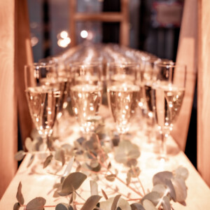 Des rangées de flûtes de champagne, prises dans le cadre d'une séance photo culinaire.