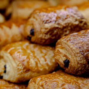 Des pains au chocolat mis en valeur sous l'objectif de Lucie Brisseau, photographe professionnelle.