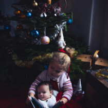Photographie prise par les instantanés de Lucie, enfants autour du sapin de noel