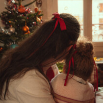 Photographie mère et fille sapin de noël prise par les instantanés de Lucie