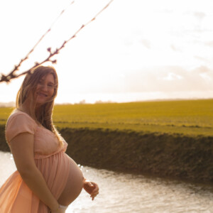 Shooting photos d'une femme enceinte, réalisé par la photographe professionnelle Lucie Brisseau.