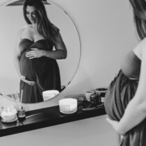 Shooting photos d'une femme enceinte, réalisé par la photographe professionnelle Lucie Brisseau.