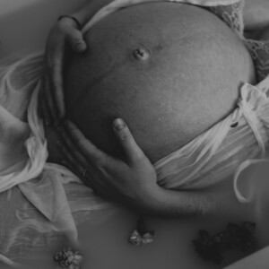 Shooting photos d'une femme enceinte dans un bain de lait, réalisé par la photographe professionnelle Lucie Brisseau.