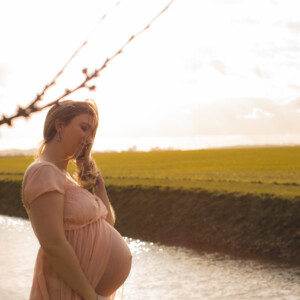 Shooting photos d'une femme enceinte, réalisé par la photographe professionnelle Lucie Brisseau.
