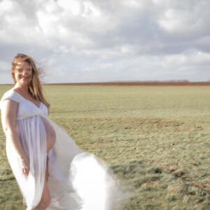 Shooting photos d'une femme enceinte, réalisé par la photographe professionnelle Lucie Brisseau.