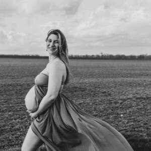 Shooting photos d'une femme enceinte, réalisé par la photographe professionnelle Lucie Brisseau.