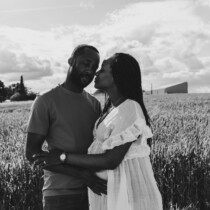 shooting grossesse dans les champs ciel lumineux