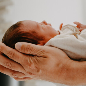 Une photo de bébé prise par Les Instantanés de Lucie, photographe professionnelle en France.
