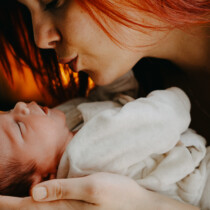 Photographie de bébé et sa maman séance photo nouveau-né