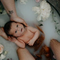Séance bain de lait photographie prise par Les Instantanés de Lucie, photographe professionnelle en France.